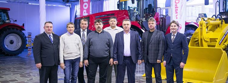 Кировский завод укрепляет связи с сельхозпредприятиями Курской области