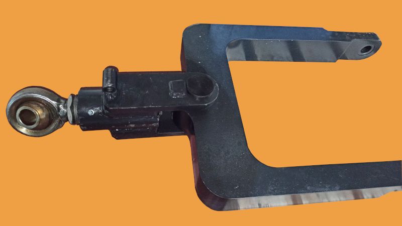 К-7М: Комплект адаптера навесного устройства категории 3. Центральная тяга и шарниры в крюки нижних тяг.