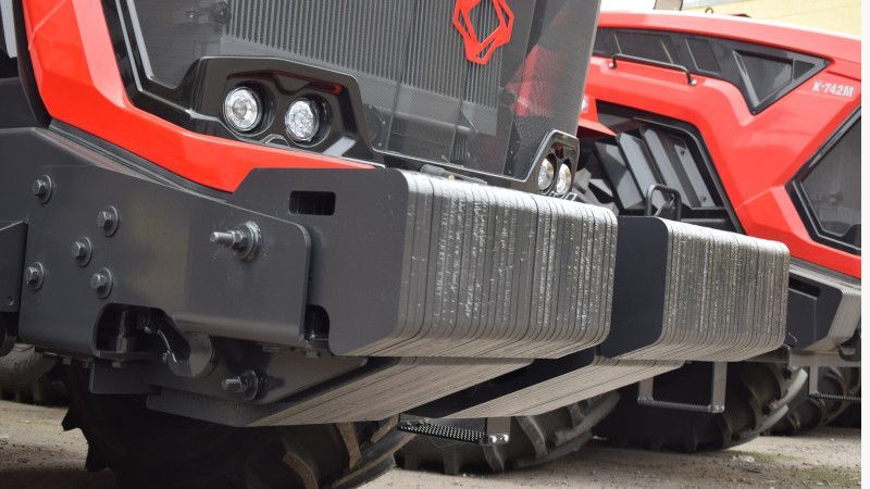 К-7М: балласт дополнительный передний 1700 кг. Комплект наборных балластных грузов 1770 кг для установки на переднюю раму. Для тракторов от 420 л.с. Для установки требуется демонтировать штатный балласт 700 кг (если установлен).