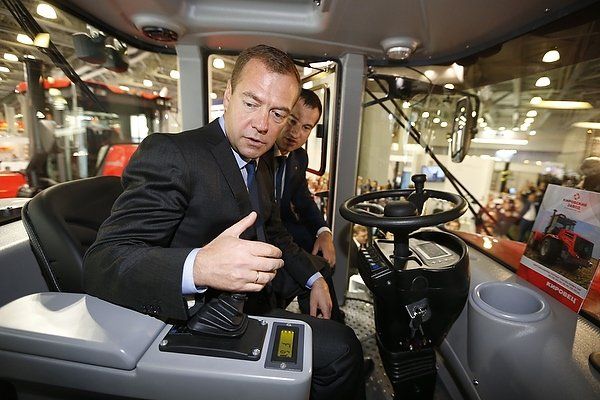 Дмитрию Медведеву представлены новейшие сельскохозяйственные тракторы «Кировец»