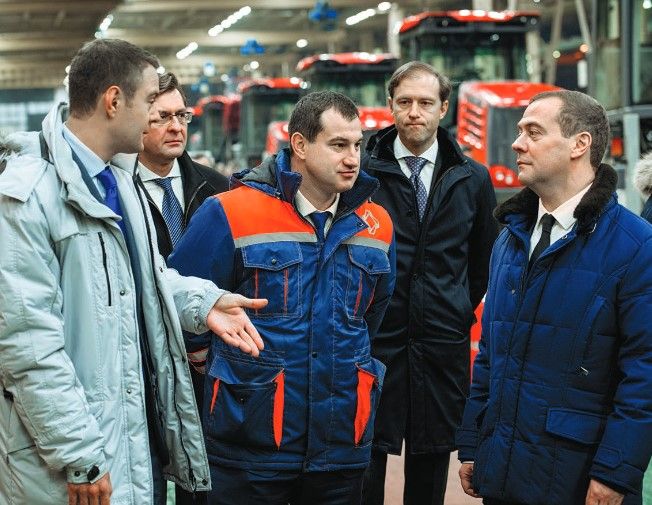 Премьер-министр России Дмитрий Медведев посетил Петербургский тракторный завод