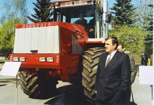 Заводу—производителю легендарных тракторов «Кировец» исполняется 214 лет