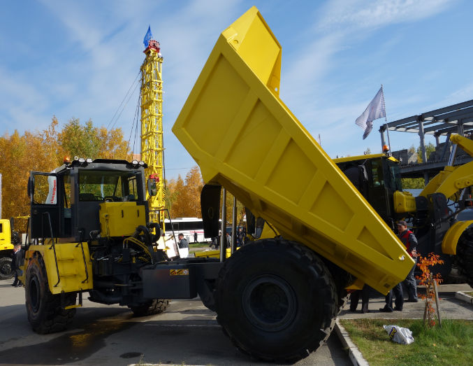 Петербургский тракторный завод представил новинки промышленной техники «Кировец» на выставке «Сургут.Нефть и Газ-2014»
