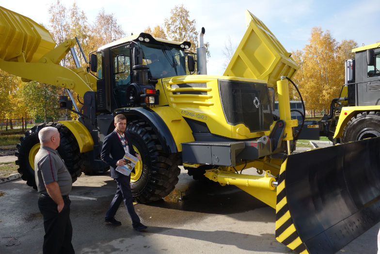 Петербургский тракторный завод представил новинки промышленной техники «Кировец» на выставке «Сургут.Нефть и Газ-2014»