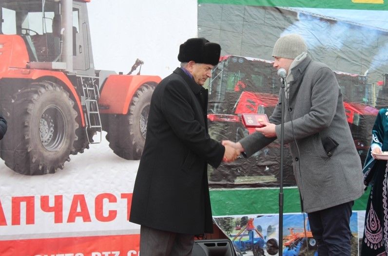 Накануне посевной в Казахстане состоялось торжественное вручение КИРОВЦЕВ