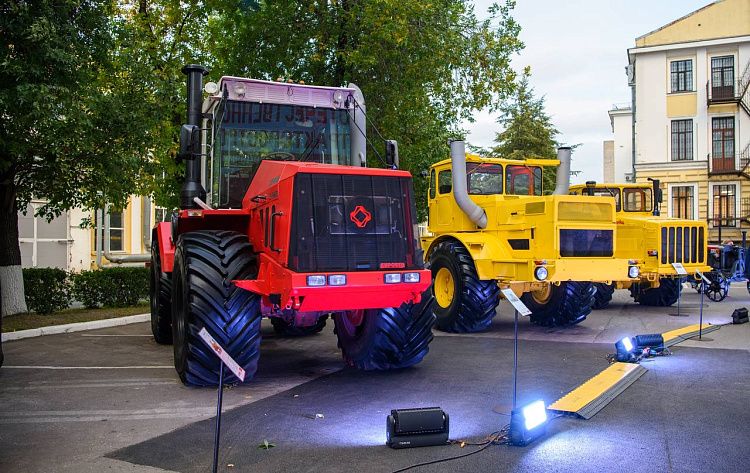 Коллектив Петербургского тракторного завода удостоили Ордена Почета