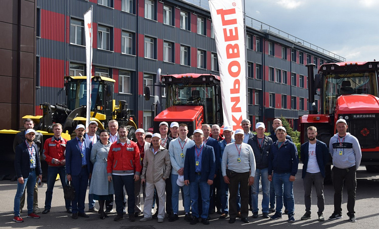 Аграрии из Кировской области и Удмуртской Республики побывали с визитом  на «Петербургском тракторном заводе»