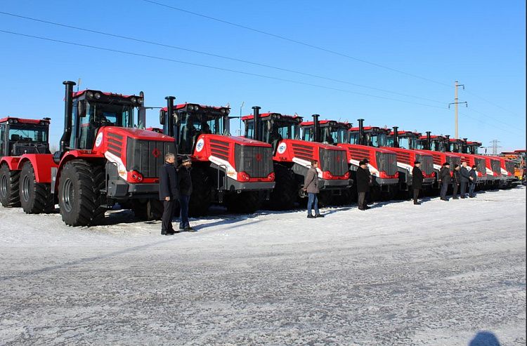 В Барнауле аграриям вручили ключи от тракторов КИРОВЕЦ алтайской сборки