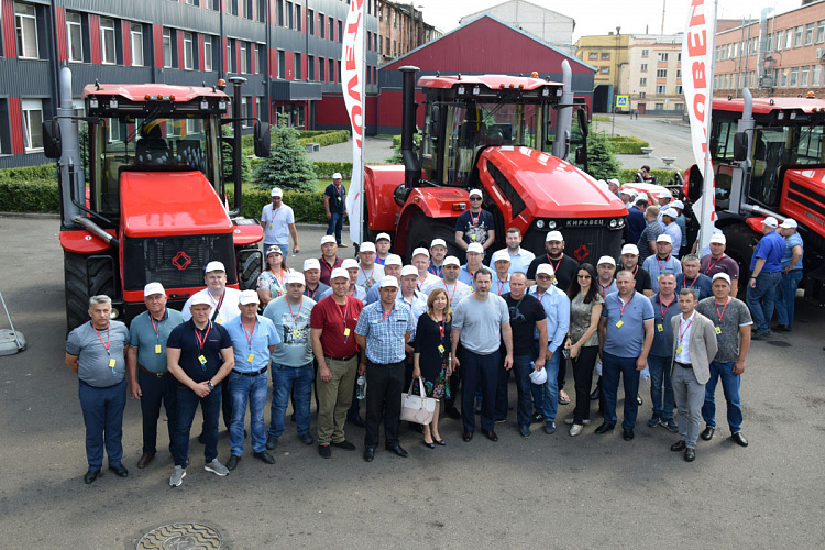 Петербургский тракторный завод посетили аграрии из южных регионов, Центральной России, Приволжья и с Урала