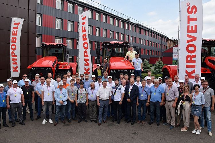 Петербургский тракторный завод открыл свои двери для аграриев из нескольких регионов