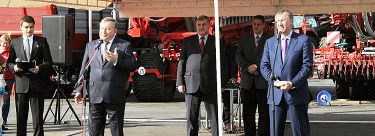Первые 12 тракторов «Кировец», собранные в Алтайском крае, передали сельхозпроизводителям